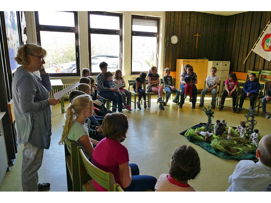 Kinderkarfreitagsliturgie im Gemeindezentrum (Foto: Karl-Franz Thiede)